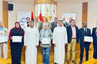 عبد الله العويس ومحمد القصير خلال تكريم بعض المشاركين