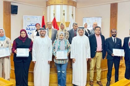 عبد الله العويس ومحمد القصير خلال تكريم بعض المشاركين