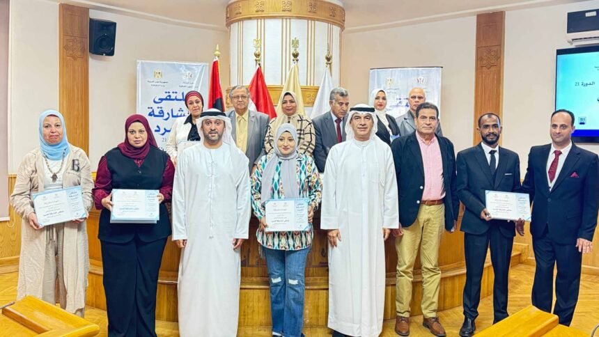 عبد الله العويس ومحمد القصير خلال تكريم بعض المشاركين