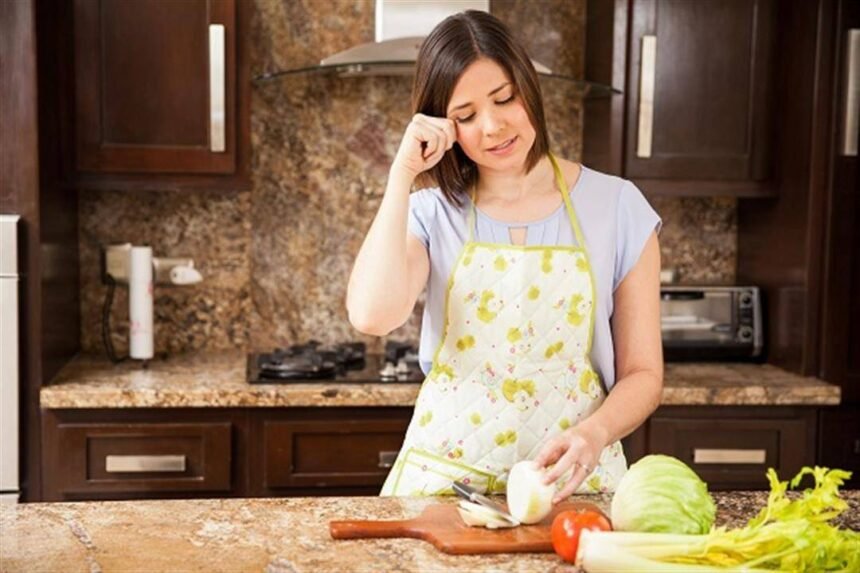 البكاء عند تقطيع البصل صورة نعبيرية