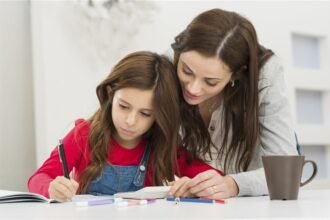 نصائح فعّالة للأمهات للتعامل مع ضغوط واجبات ودروس الأبناء