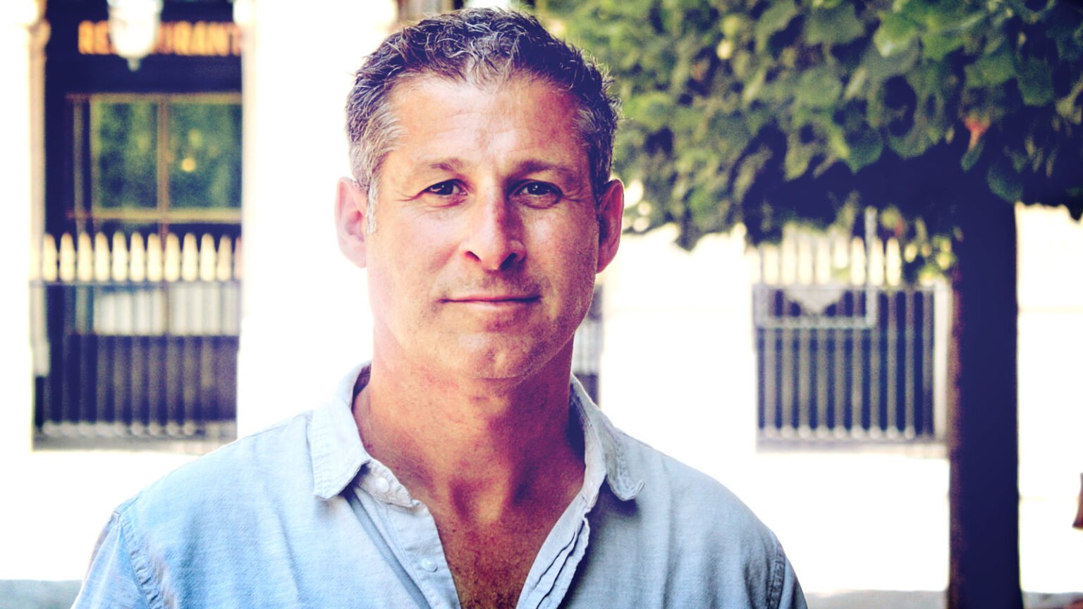 الكاتب كريس بافون