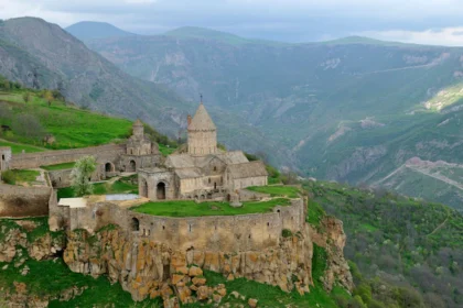 أرمينيا.. وجهة سياحية ساحرة تجمع بين الطبيعة والتراث