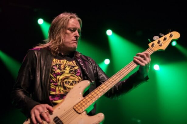 وفاة إيس فريلي عازف الجيتار الرئيسي لفرقة الروك الأمريكية «كيس»