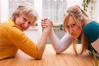 والدة الزوج المتسلطة