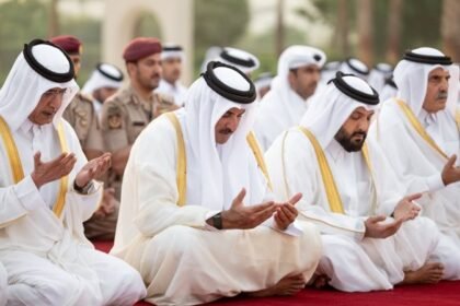 أمير قطر يؤدي صلاة الاستسقاء