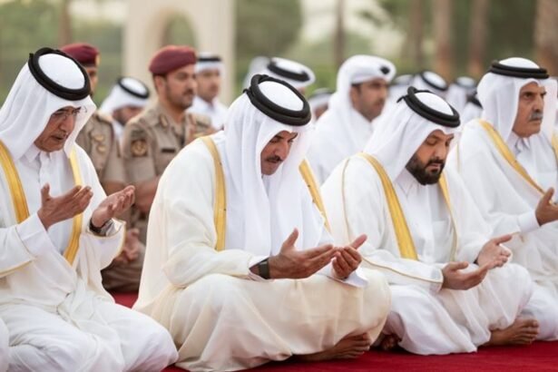 أمير قطر يؤدي صلاة الاستسقاء