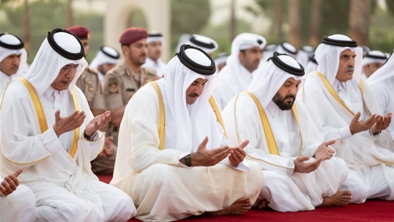 أمير قطر يؤدي صلاة الاستسقاء