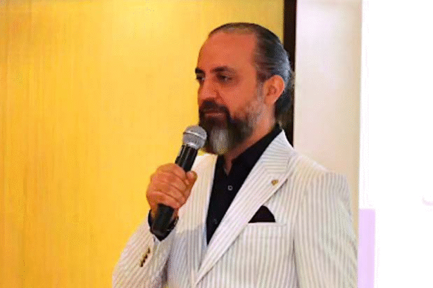 لؤى نزار عرابى فنان سورى يستلهم روح دمشق فى إبداعاته