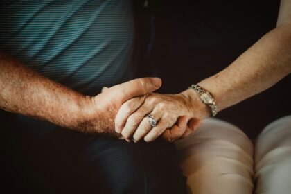 العلاقة العاطفية