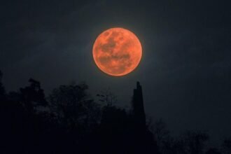 القمر الدموي