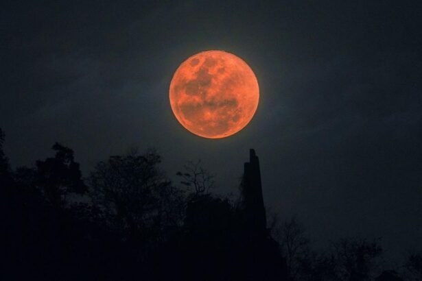 القمر الدموي