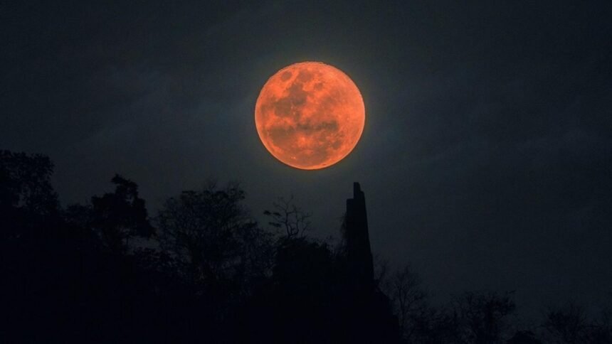 القمر الدموي