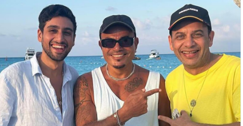 الفنان مصطفى قمر